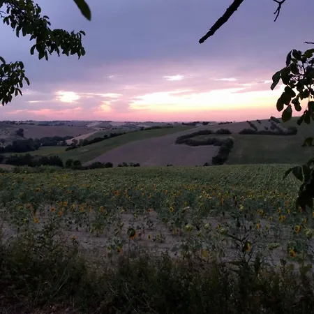Casale Nella Campagna Marchigiana